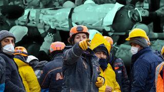 84 saat sonra mucize!! Asansörde kalan 4'ü çocuk 6 kişilik Kılıç ailesi sağ olarak kurtarıldı