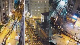 Görüntüler İstanbul'dan! Deprem bölgesi için yüzlerce metrelik insan zinciriyle yardım seferberliği sosyal medyada gündem oldu