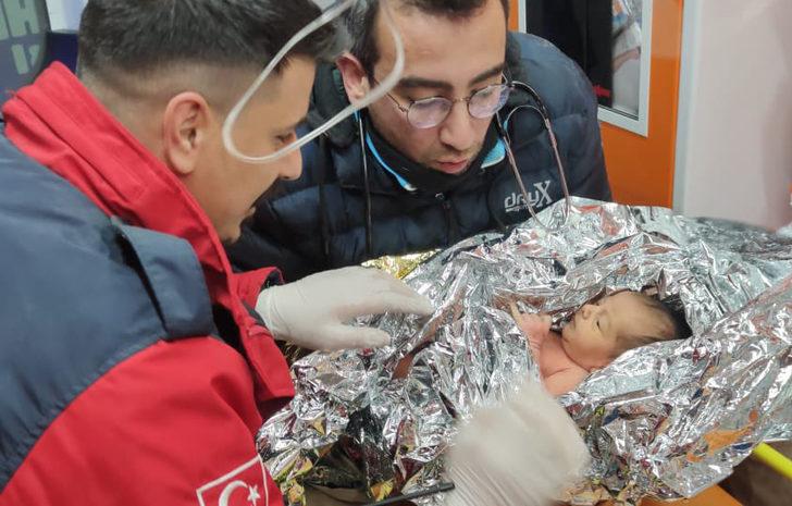 10 günlük Yağız Ulaş bebek depremden 90 saat sonra Hatay Samandağ’da annesi ile birlikte enkazdan çıkarıldı…