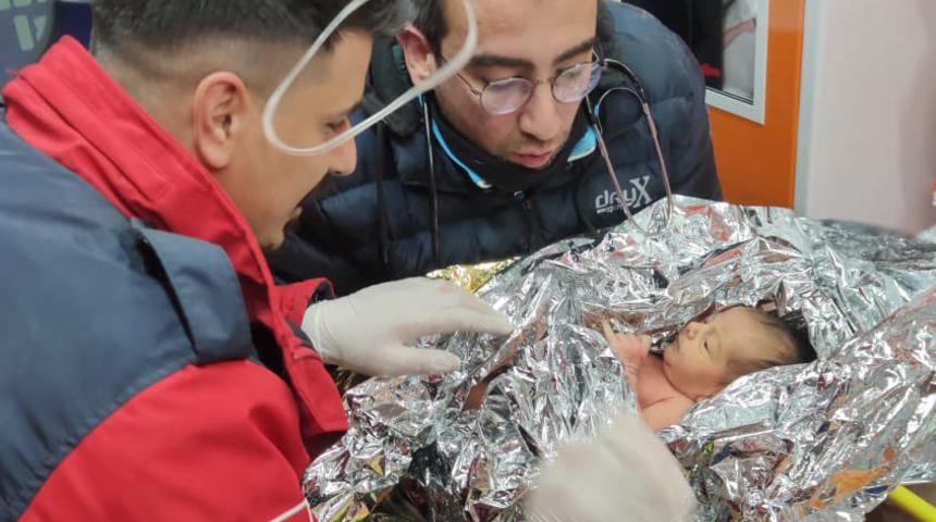10 günlük Yağız Ulaş bebek depremden 90 saat sonra Hatay Samandağ’da annesi ile birlikte enkazdan çıkarıldı…