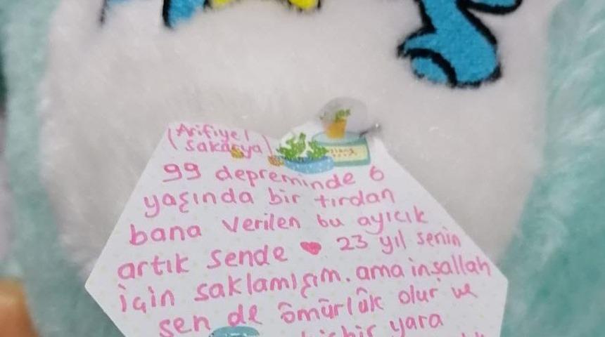1999'daki depremde verilen oyuncak ayıyı "asrın felaketi" bölgesindeki çocuklara gönderdi