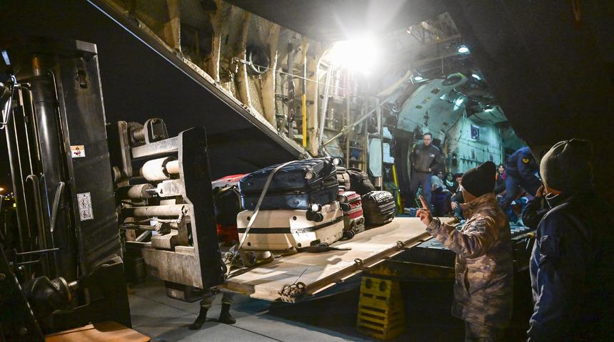 Tahliye talebinde bulunan depremzedeler TSK&rsquo;nın kargo u&ccedil;ağıyla İstanbul&rsquo;a getirildi