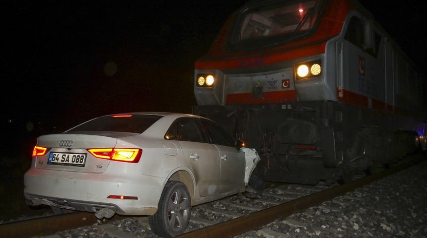 Uşak'ta yük treninin çarptığı otomobildeki 2 kişi yaralandı
