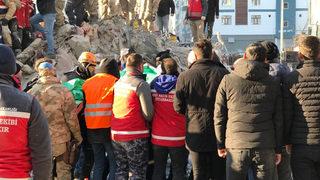 Diyarbakır'da depremde yıkılan binanın enkazından 101 saat sonra anne ve oğlu kurtarıldı