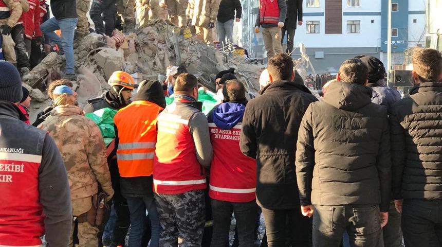 Diyarbakır'da depremde yıkılan binanın enkazından 101 saat sonra anne ve oğlu kurtarıldı