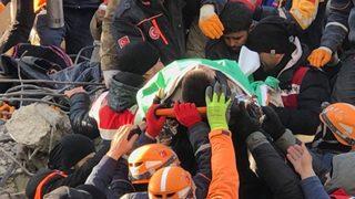 Depremin 101. saatinde mucize! Enkaz altında kalan kadın ve oğlu sağ olarak kurtartıldı