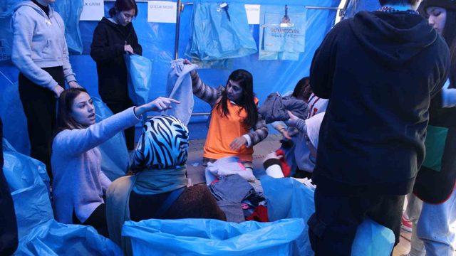 Deprem bölgesi için gönderilen bazı eşyalar çileden çıkardı! 'Akıl alır gibi değil'