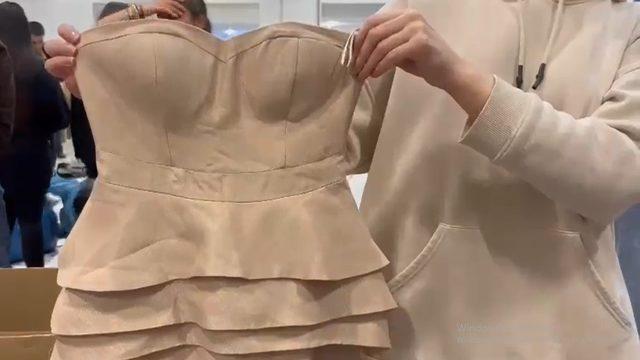 Depremzedelere yollanan bazı eşyaları görünce çileden çıktılar! 'Bunu yapmak ayıptır'