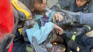 Kahramanmaraş’ta depremden 99 saat sonra enkazda bulunan Ayfer, Zeynep Bastık şarkısının açılmasını istedi... Duygulandıran anlar