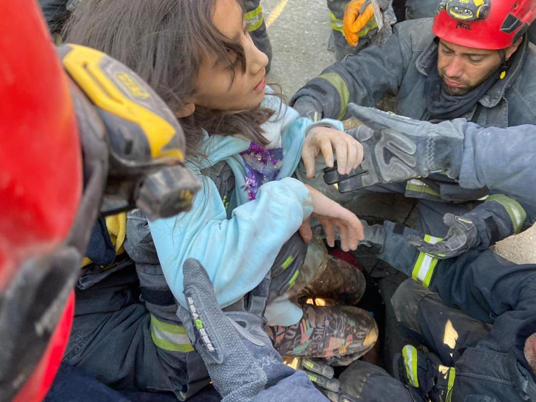 Kahramanmaraş&rsquo;ta depremden 99 saat sonra enkazda bulunan Ayfer, Zeynep Bastık şarkısının a&ccedil;ılmasını istedi... Duygulandıran anlar