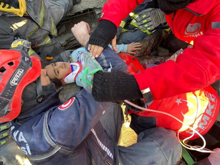 Kahramanmaraş’ta depremden 99 saat sonra enkazda bulunan Ayfer, Zeynep Bastık şarkısının açılmasını istedi... Duygulandıran anlar G3