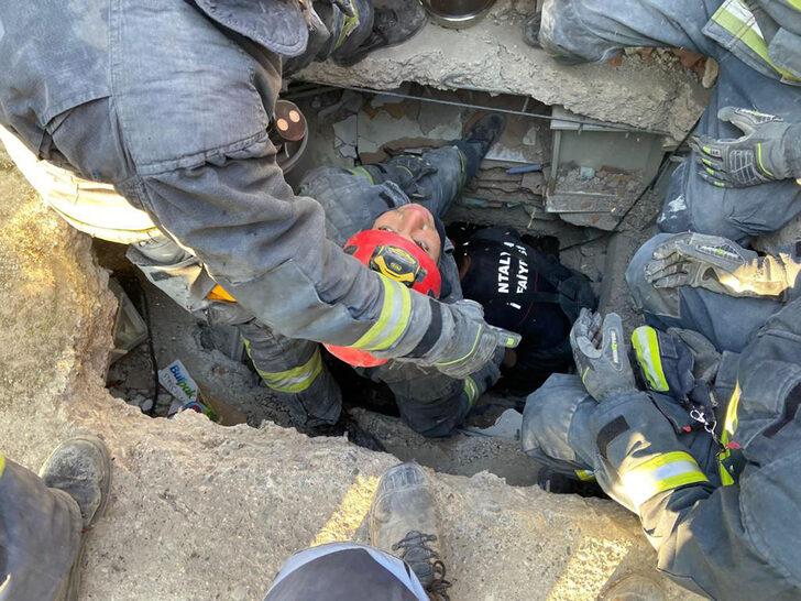 Kahramanmaraş’ta depremden 99 saat sonra enkazda bulunan Ayfer, Zeynep Bastık şarkısının açılmasını istedi... Duygulandıran anlar G5