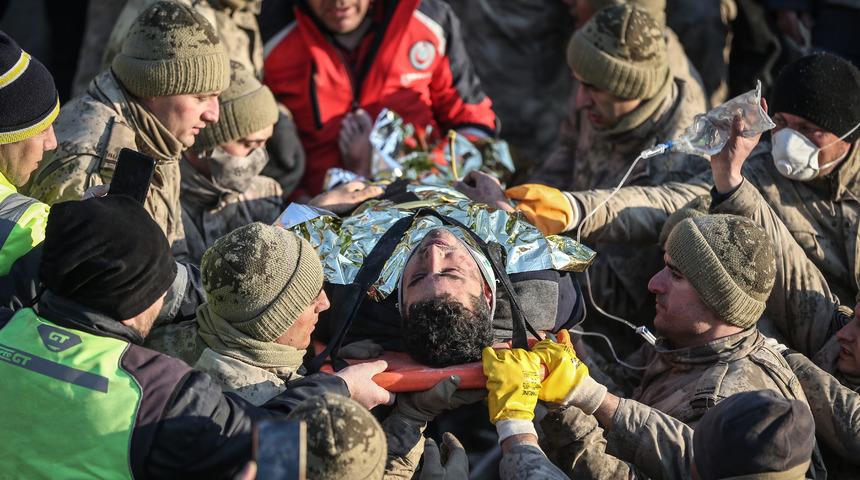 Depremzedeye sarılan g&ouml;n&uuml;ll&uuml; g&ouml;z&uuml;ne pansuman yaptırıp enkaza koşmuş