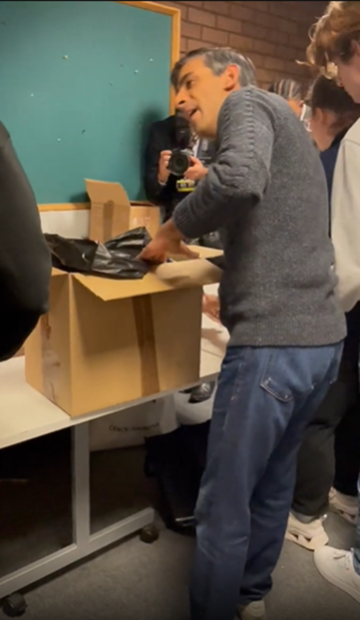 İngiltere Başbakanı Rishi Sunak’tan anlamlı hareket! Kendi elleriyle Türkiye’deki deprem için yardım kolisi hazırladı G1