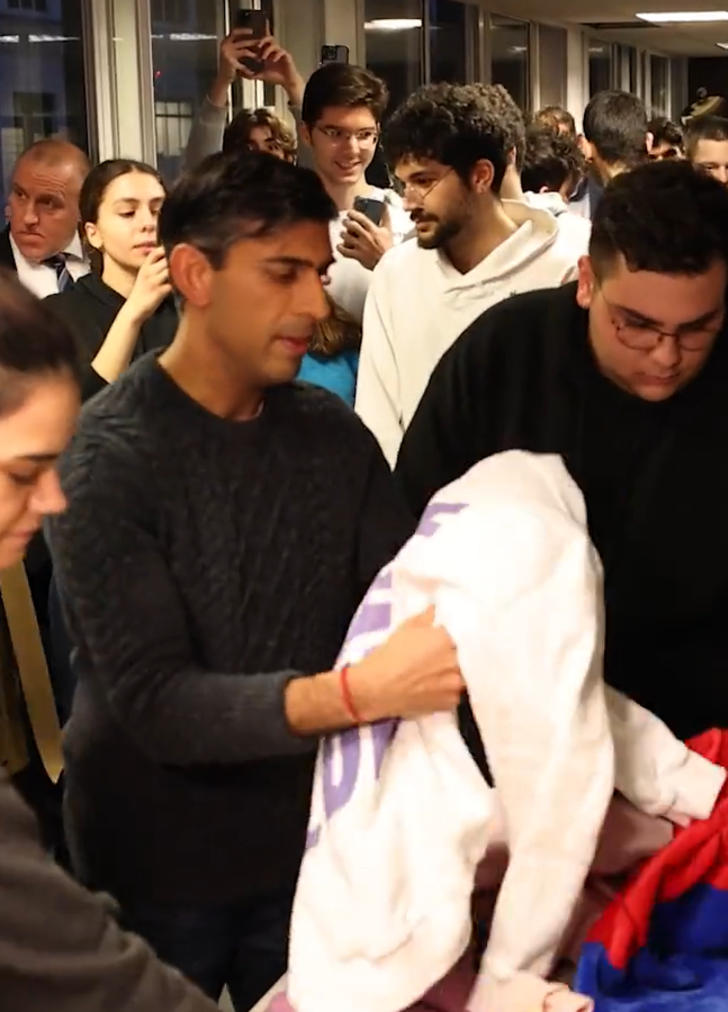 İngiltere Başbakanı Rishi Sunak’tan anlamlı hareket! Kendi elleriyle Türkiye’deki deprem için yardım kolisi hazırladı G2