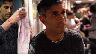 İngiltere Başbakanı Rishi Sunak’tan anlamlı hareket! Kendi elleriyle Türkiye’deki deprem için yardım kolisi hazırladı