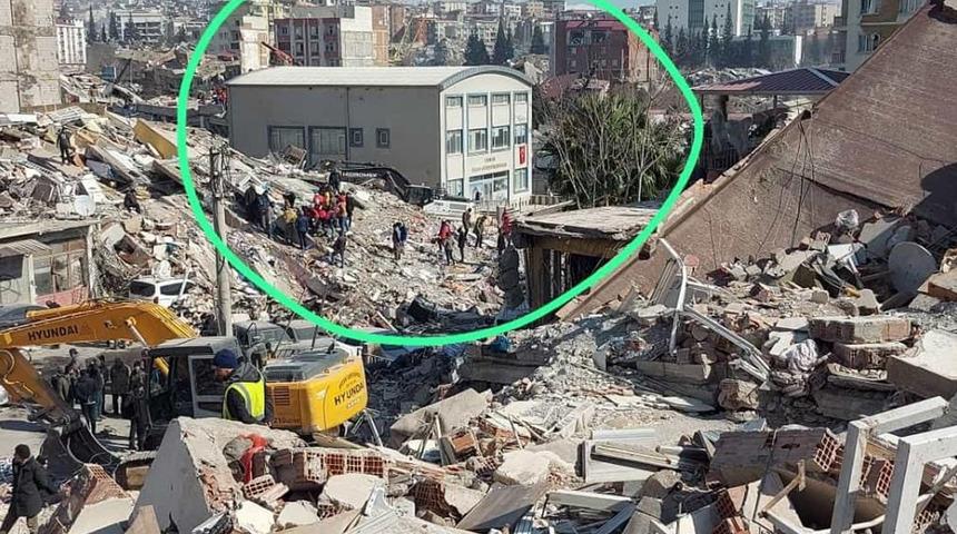 Etrafı yıkıldı bir tek o ayakta kaldı! Kahramanmaraş'ta herkesi düşünmeye iten fotoğraf karesi: "Fazla söze gerek yok"