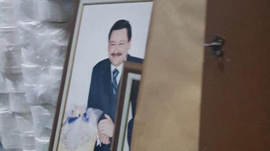 Melih Gökçek'in fotoğrafları depoya kaldırıldı