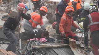 SON DAKİKA | Osmaniye'de hasarlı bina 5 gün sonra çöktü: Panik anları kamerada! Enkaz altında kalanlar olduğu iddia ediliyor...