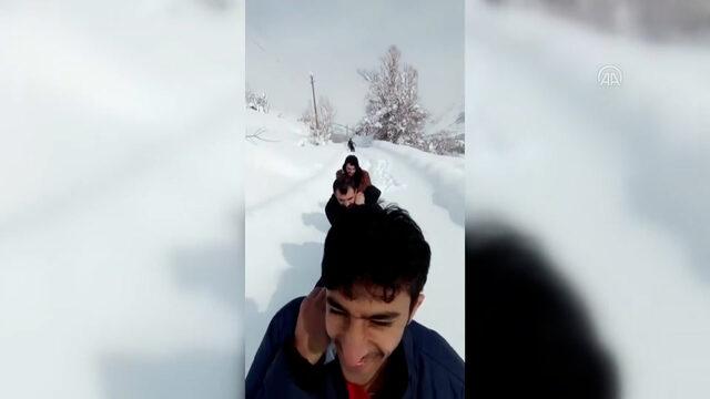 Karla kaplı köyde depremzedeler için pişirilen ekmekleri sırtlarında metrelerce taşıdılar