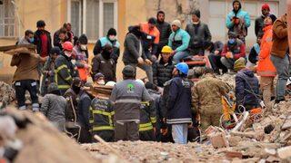 Genç kız 108 saat sonra enkazdan sağ çıkarıldı, ilk isteği döner oldu! 'Çok acıktım'