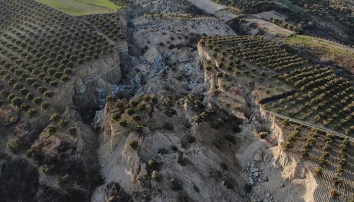 Hatay’da deprem sonrası dehşete düşüren görüntü! 30 metre derinliğinde, 200 metre genişliğinde...