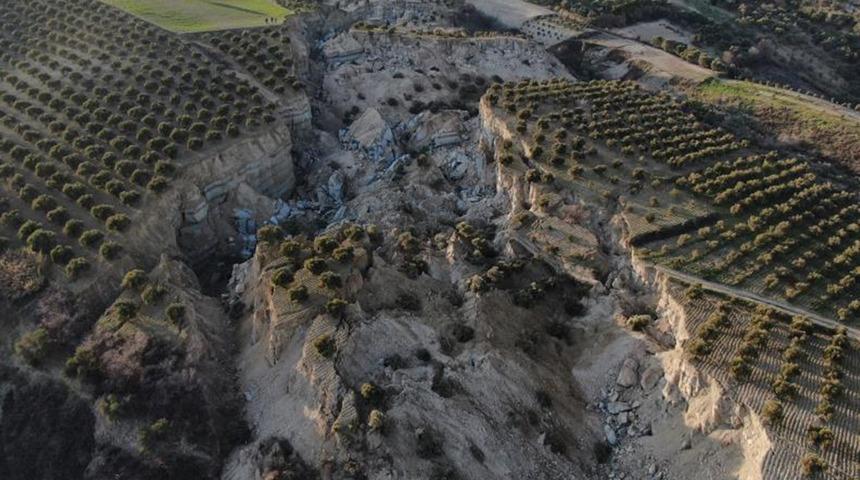 Hatay’da deprem sonrası dehşete düşüren görüntü! 30 metre derinliğinde, 200 metre genişliğinde...