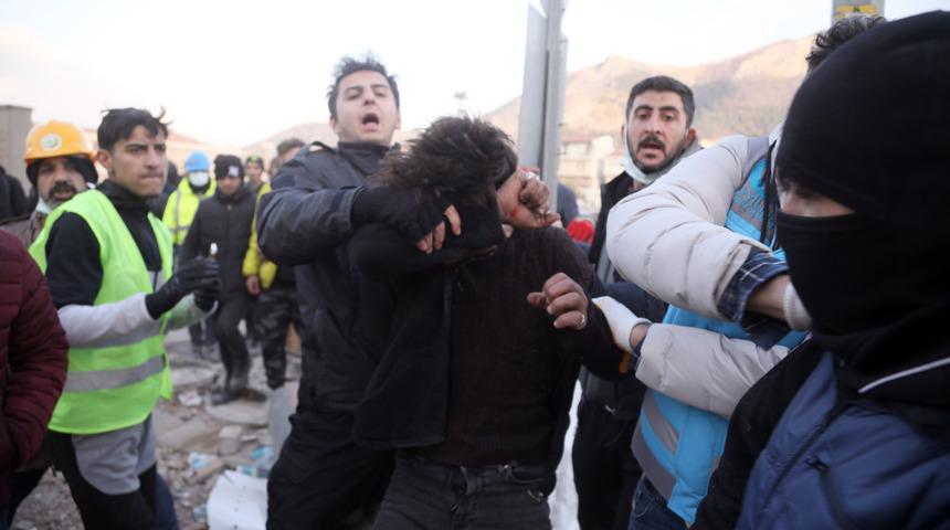 Hatay'da mağazaya hırsızlık için giren kişiyi arama kurtarma ekipleri yakaladı