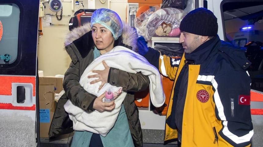 Depremzede çocuklara koruyucu aile olmak isteyenler için bakanlıktan açıklama