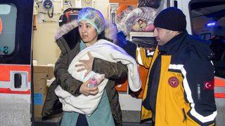 Depremzede çocuklara koruyucu aile olmak isteyenler için bakanlıktan açıklama