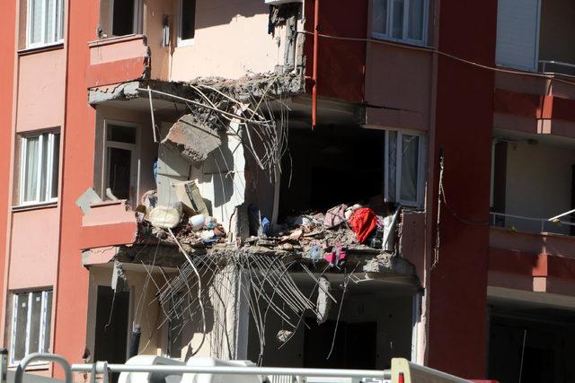 depremde-bir-blogu-yikilan-apartmanda-oturanlar-once-ciglik-geldi-bina-yikilinca-kesildi_1608_dhaphoto6