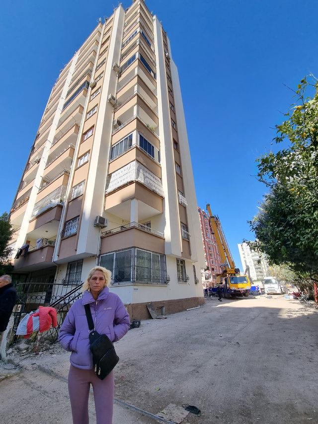 depremde-bir-blogu-yikilan-apartmanda-oturanlar-once-ciglik-geldi-bina-yikilinca-kesildi_1608_dhaphoto3