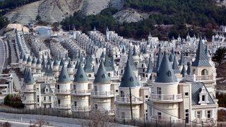 Yıllardır boş duruyordu: 'Şato villalar depremzedelere açılsın' talebine evlerin sahibi böyle yanıt verdi: '580 aile gelecek diye 500-600 milyon para...' 