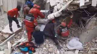 Kurtarma görevlisi enkaz altında kaldı! Korku dolu anlar kamerada