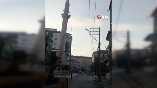Elazığ’da hasar alan minare kontrollü bir şekilde yıkıldı
