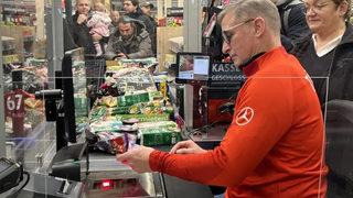 A Milli Takım Teknik Direktörü Stefan Kuntz depremzedeler için kasiyerlik yaptı