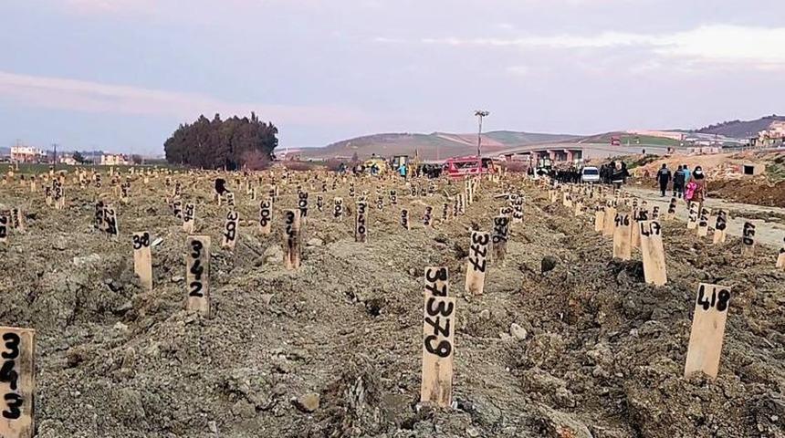 Deprem mezarlığı kuruldu: Kahreden görüntü! İsim yerine...