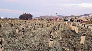 Deprem mezarlığı kuruldu: Kahreden görüntü! İsim yerine...