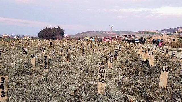 Deprem mezarlığı kuruldu: Kahreden görüntü! İsim yerine...