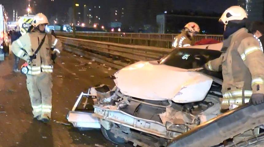 Ataşehir'de feci kaza! Yakıtı bittiği için duran otomobile iki araç çarptı: 4 yaralı