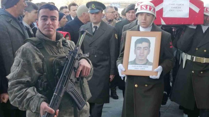 Depremde şehit olan sözleşmeli er Emre Erdem son yolculuğuna uğurlandı