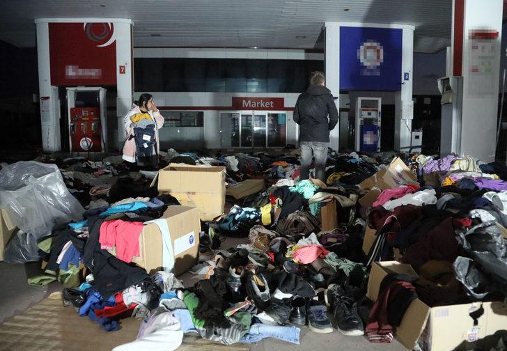 Depremzedeler için yardım malzemeleri yerlerde süründü! AFAD'da sıra beklemek istemediler: O kareler böyle görüntülendi... G5