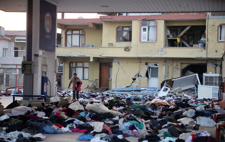 Depremzedeler için yardım malzemeleri yerlerde süründü! AFAD'da sıra beklemek istemediler: O kareler böyle görüntülendi... G4