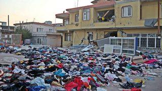 Depremzedeler için yardım malzemeleri yerlerde süründü! AFAD'da sıra beklemek istemediler: O kareler böyle görüntülendi...
