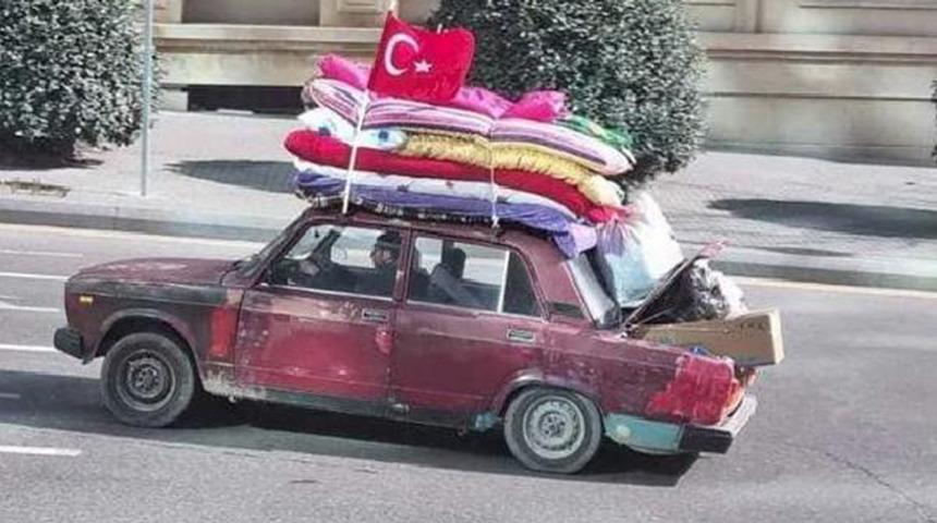 Aracına yüklediği yorganlarla Türkiye’nin yardımına koşmuştu! Simge fotoğrafın kahramanı konuştu: 'Çok kederliyiz'