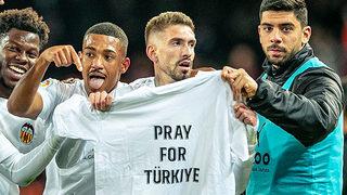 Valencialı futbolcular golden sonra 'Türkiye için dua et' yazılı tişörtü açtı!