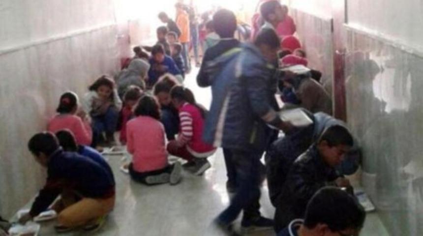 Okulda tepki çeken görüntü! Çocuklar beton zeminde yiyor