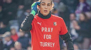 Doğan Alemdar, sahaya ’Türkiye için dua edin’ tişörtüyle sahaya çıktı