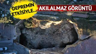 Depremde sokakların birleştiği noktada dev çukur oluştu! İçine düşen elektrik direği...