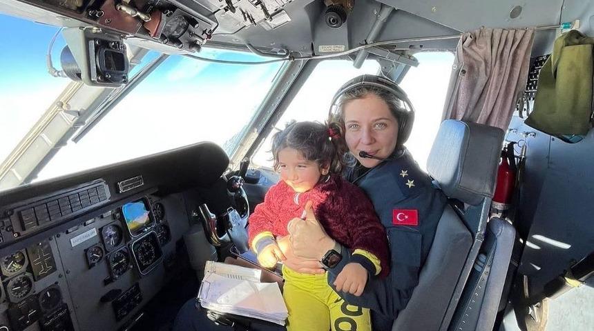 Hava Kuvvetleri Komutanlığı'ndan depremzedelerin tahliyesi hakkında paylaşım! "Pilotlarımız, uçaktaki çocuklara moral vermek için onları kokpite alıyor"